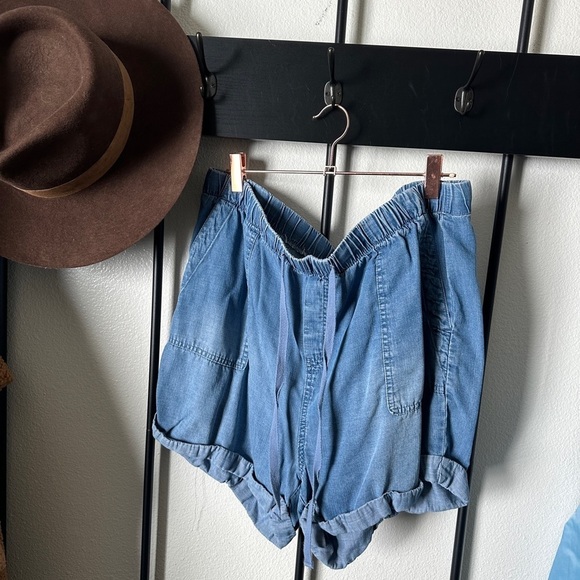 Workshop Republic Clothing Pants - Workshop medium wash chambray denim jean roll up pull on boho baggy cargo shorts